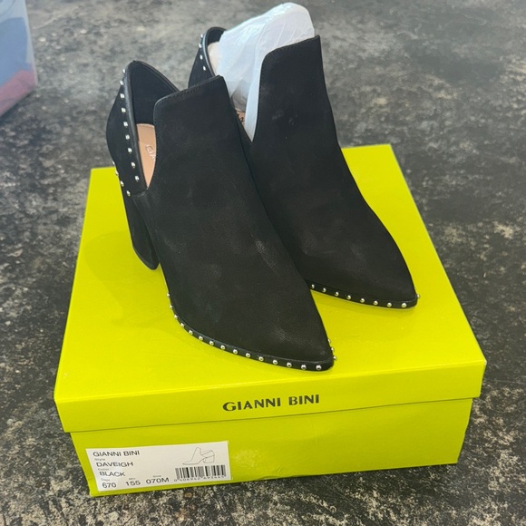 Gianni Bini Black Ankle Booties with Stud Accents - Picture 1 of 1